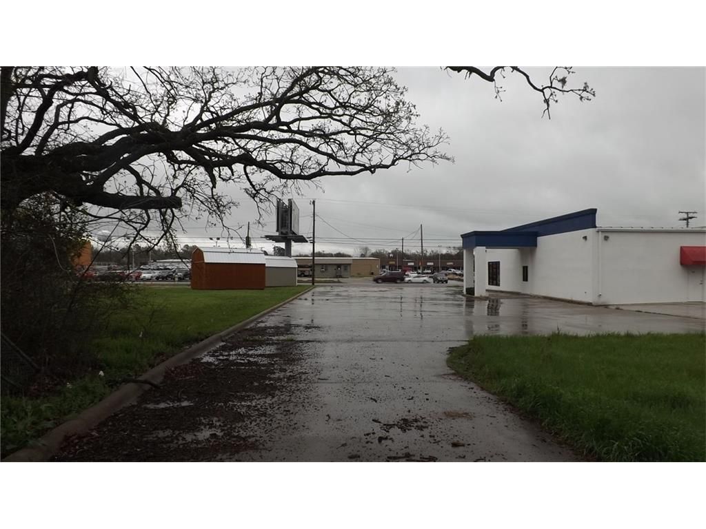 1068 Village Dr, Sulphur Springs, TX 75482